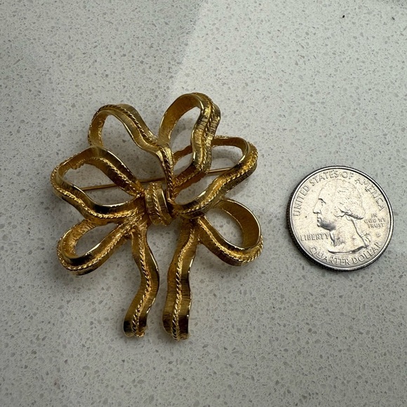 Vintage Bow Brooch Pin Signed Monet Gold Tone - Picture 7 of 7